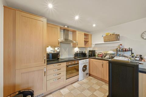 2 bedroom flat to rent, Colborne Court, SW19