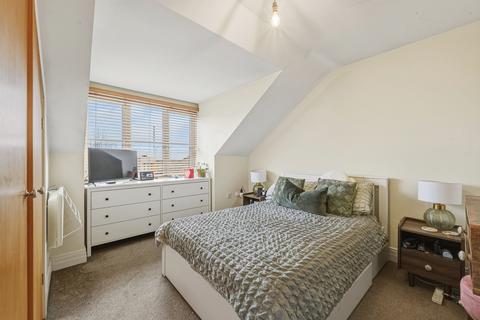 2 bedroom flat to rent, Colborne Court, SW19