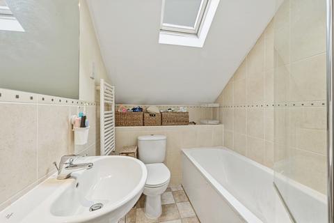 2 bedroom flat to rent, Colborne Court, SW19