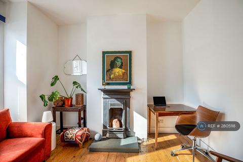 1 bedroom flat to rent, Nutcroft Road, London, SE15