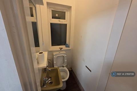 5 bedroom semi-detached house to rent, Logan Road, Wembley, HA9