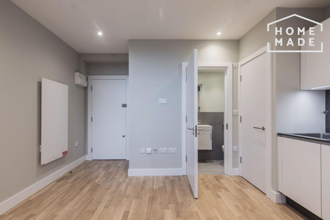 Studio to rent, Gerard Court, Willesden Green, NW2