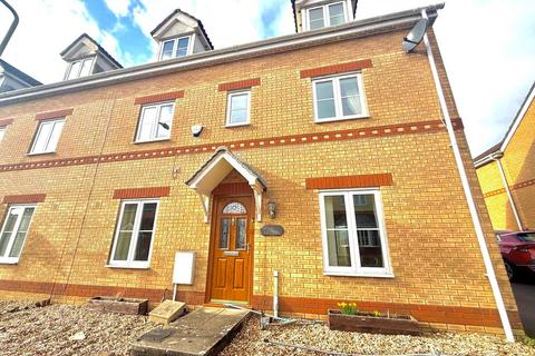 4 bedroom semi-detached house to rent, Fairplace Close, Bridgend