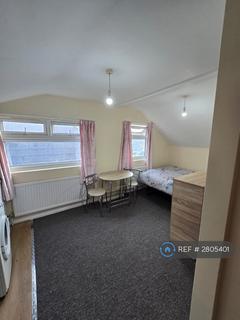Studio to rent, Green Lanes, London, N8