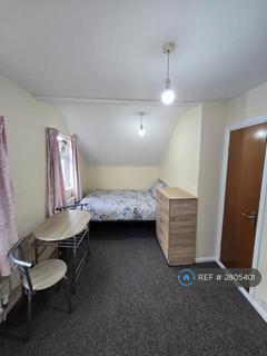 Studio to rent, Green Lanes, London, N8