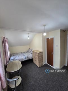 Studio to rent, Green Lanes, London, N8