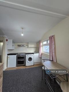 Studio to rent, Green Lanes, London, N8