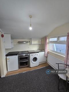 Studio to rent, Green Lanes, London, N8