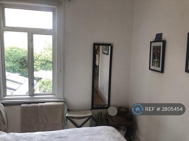 Middle Bedroom