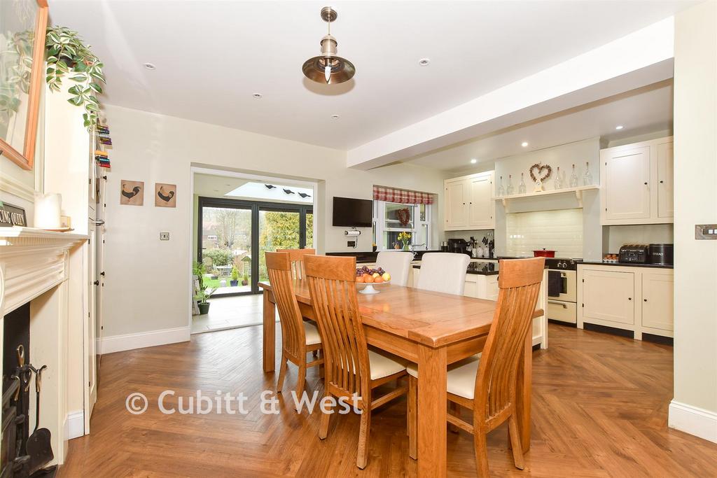 Kitchen/ Dining Room