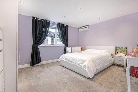 undefined, Passmore Gardens, London N11