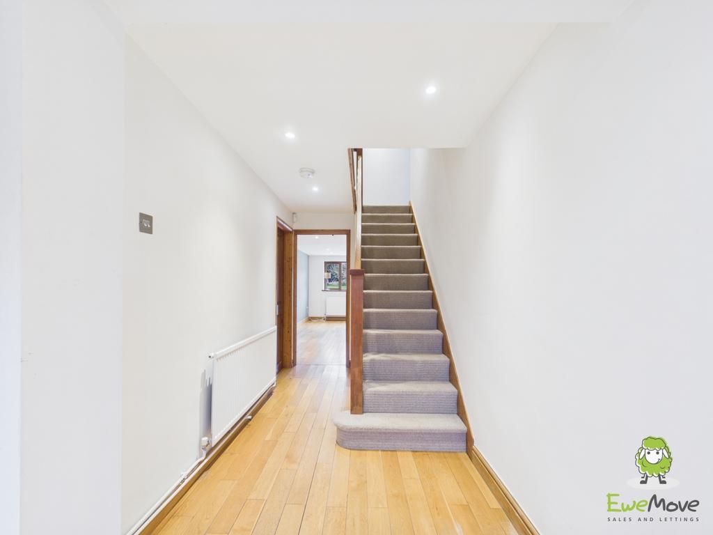 Ewe Move Basingstoke Wokefield Row Entrance Hallway