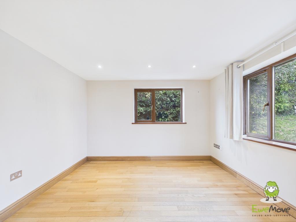 Ewe Move Basingstoke Wokefield Row Family Room