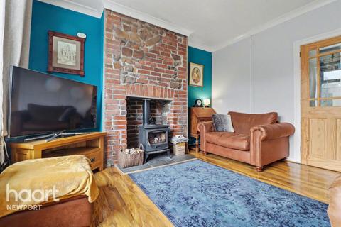 3 bedroom end of terrace house to rent, Viaduct Road, PONTYPOOL