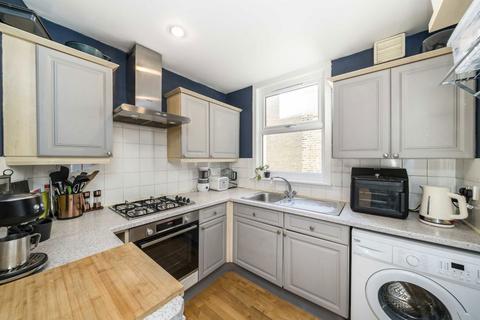 2 bedroom flat for sale, Station Parade, London SW12