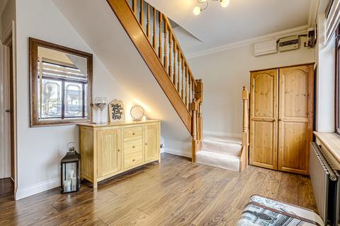 4 bedroom semi-detached house for sale, Kenilworth Gardens, Rayleigh, SS6