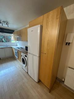 1 bedroom in a house share to rent, Eastleigh Walk, London SW15
