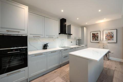 3 bedroom flat to rent, Great West Road, Brentford, TW8