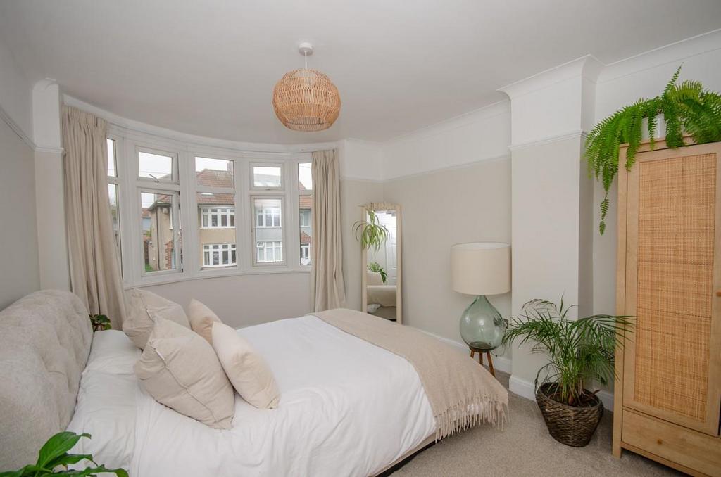 Bedroom 1.jpg