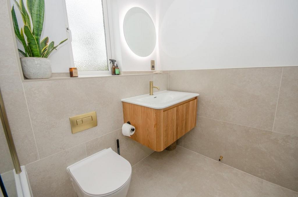 Bathroom pic 2.jpg