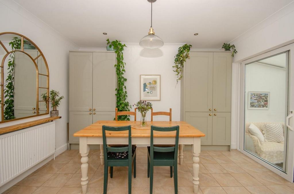 Dining room pic 2.jpg