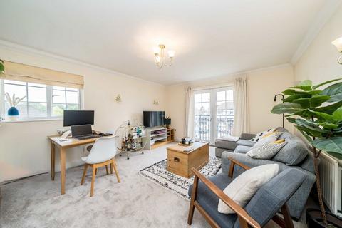 2 bedroom flat to rent, Kingston Road, Epsom KT17
