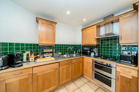 2 bedroom flat to rent, Kingston Road, Epsom KT17