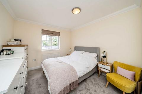 2 bedroom flat to rent, Kingston Road, Epsom KT17