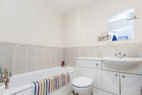 2 bedroom flat to rent, Kingston Road, Epsom KT17