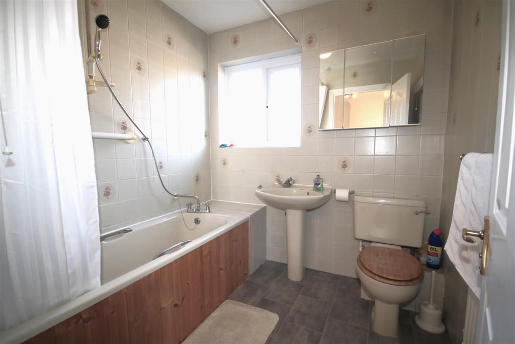 Family Bathroom a.JPG
