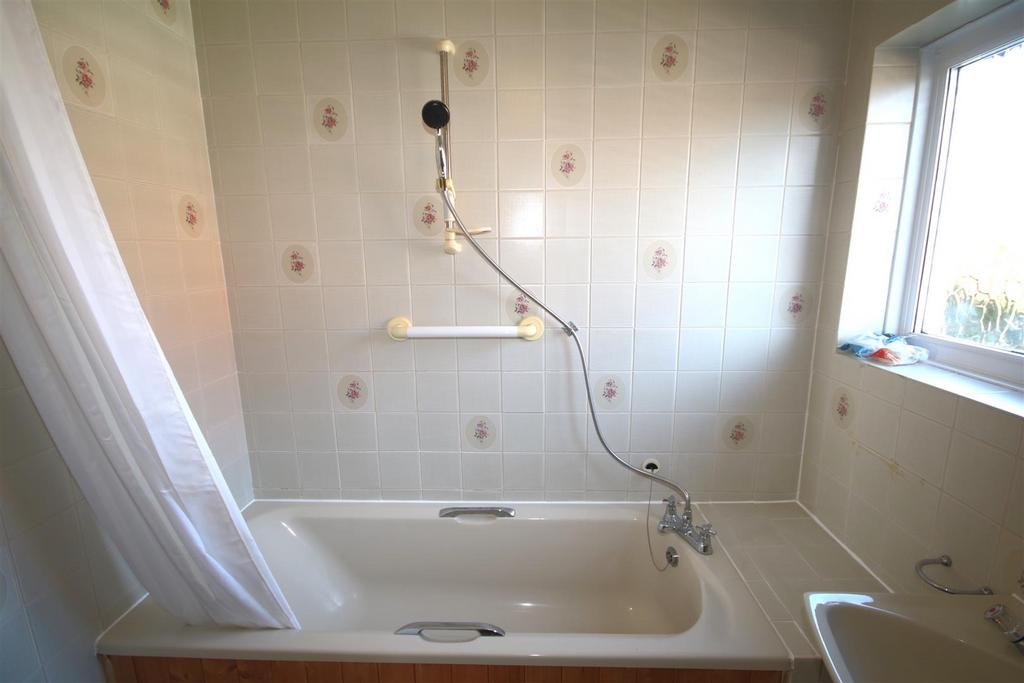 Family Bathroom b.JPG