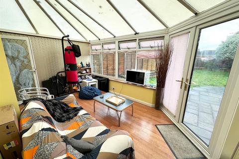 4 bedroom semi-detached house to rent, Lodge Close, Uxbridge