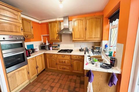 4 bedroom semi-detached house to rent, Lodge Close, Uxbridge