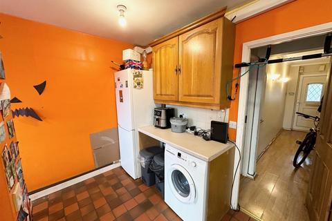 4 bedroom semi-detached house to rent, Lodge Close, Uxbridge