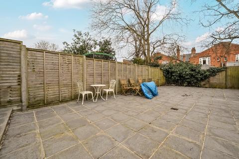 3 bedroom flat to rent, Larch Road London NW2