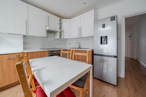 3 bedroom flat to rent, Larch Road London NW2