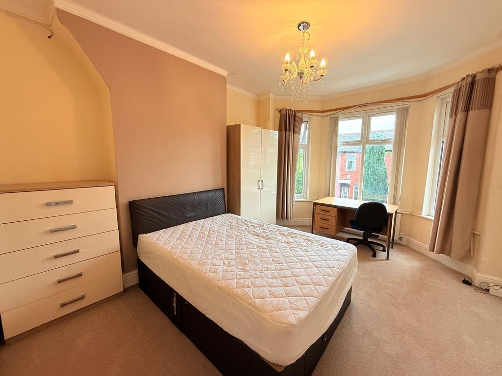 Bright double bedroom with a comfortable divan ...
