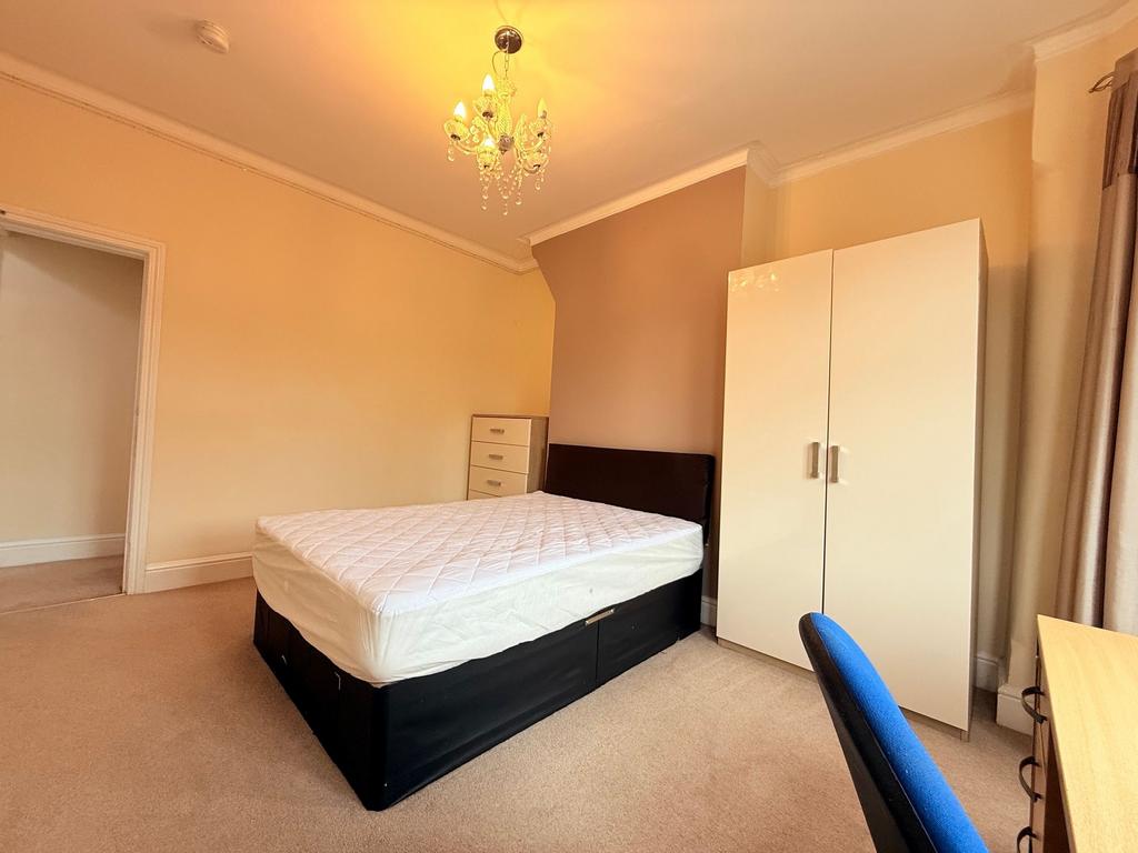 Bright, neatly presented double bedroom with a ...