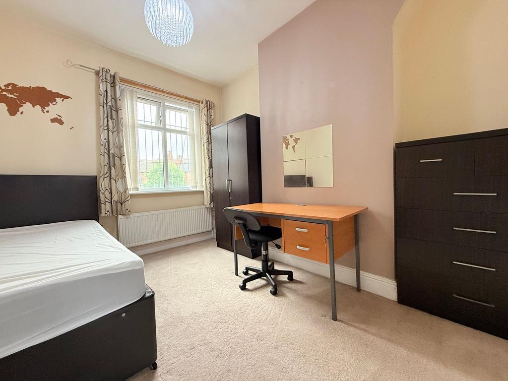 Bright, tidy single bedroom with a comfortable ...