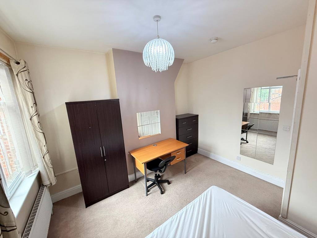 Bright, well-presented double bedroom with larg...