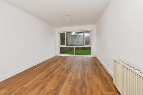 2 bedroom ground floor flat for sale, Goldlay Avenue, Chelmsford