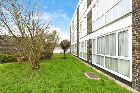 2 bedroom ground floor flat for sale, Goldlay Avenue, Chelmsford