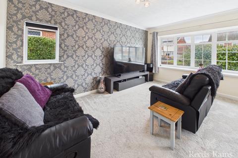 2 bedroom bungalow for sale, Meadow Drive, Scarborough YO13