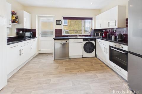 2 bedroom bungalow for sale, Meadow Drive, Scarborough YO13