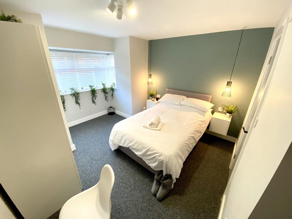 Bedroom of similar size and layout