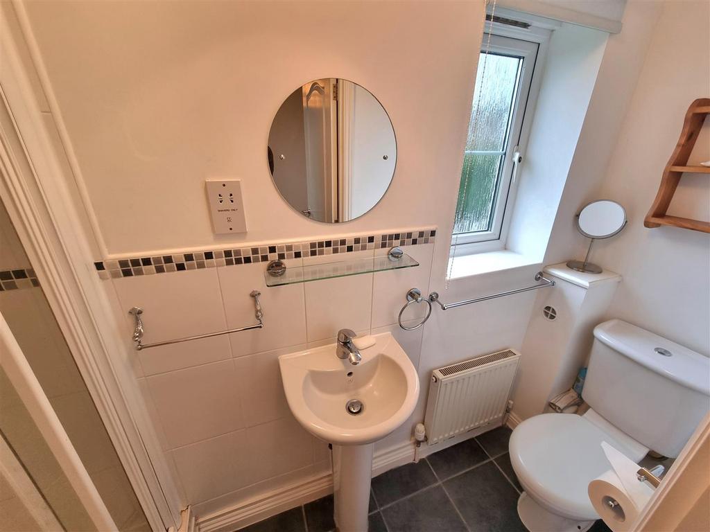 Bed 1 ensuite.jpg