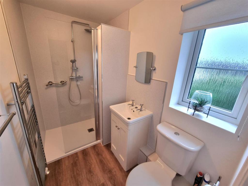 Bed 2 ensuite.jpg