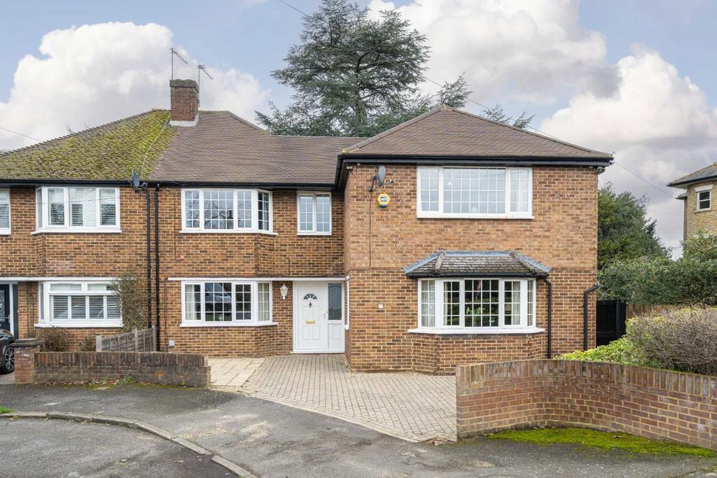 Detached house exterior, driveway