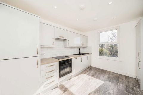 3 bedroom flat to rent, Gap Road, London SW19