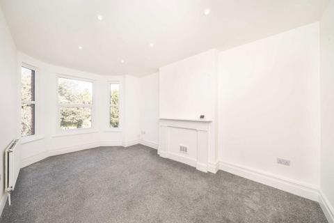 3 bedroom flat to rent, Gap Road, London SW19